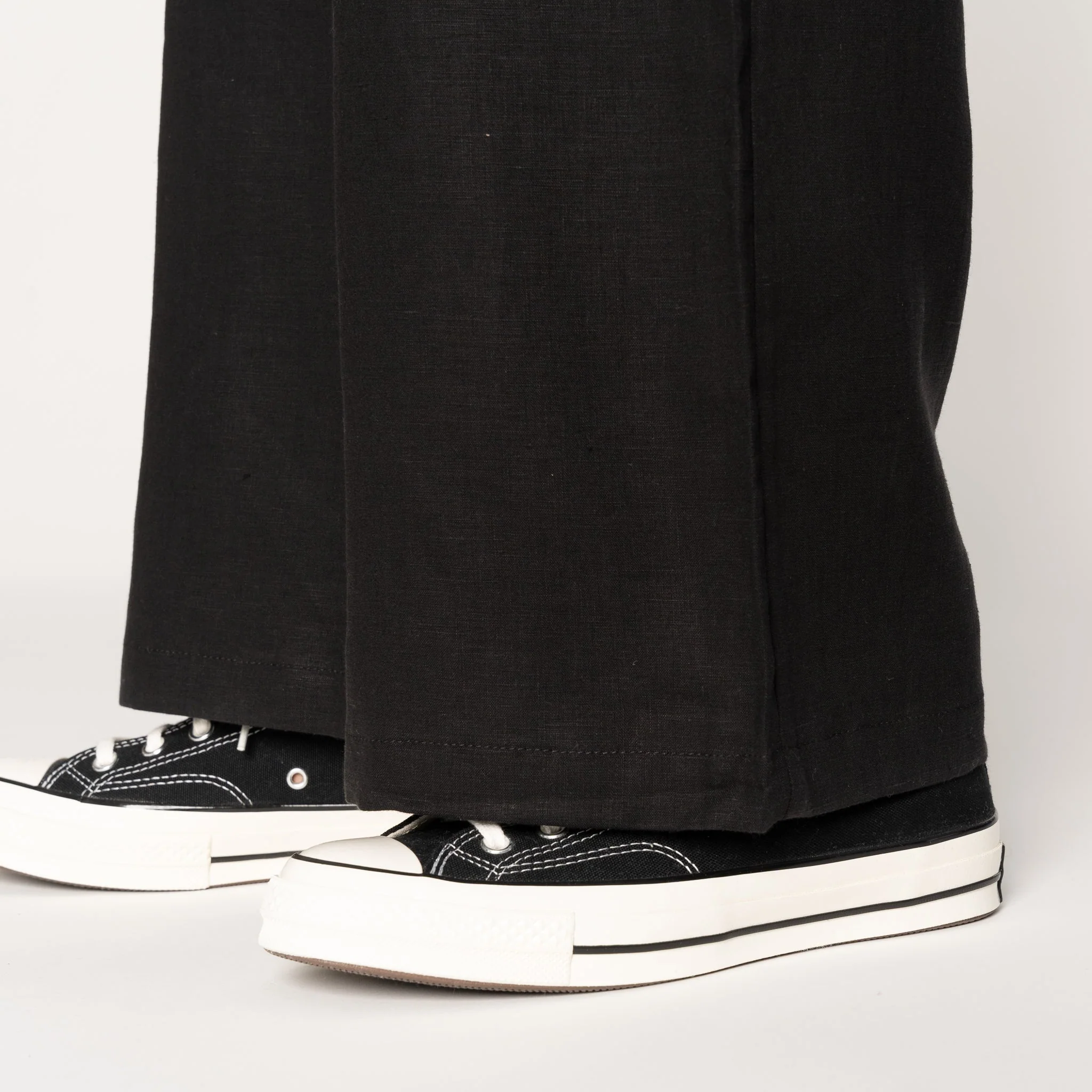 Relaxed Pleated Trouser - French Linen Fine Canvas - Black - Image 4